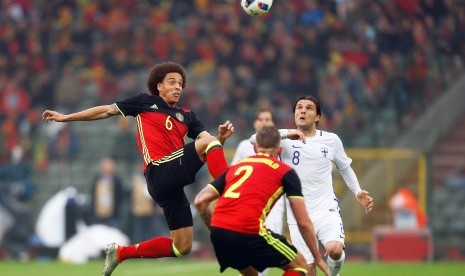 Pemain Timnas Belgia, Axel Witsel (kiri), duel udara dengan pemain Finlandia, Perparim Hetemaj (kanan), dalam laga internasional di Stadion King Baudouin, Brussels, Belgia, pada 1 Juni 2016. 