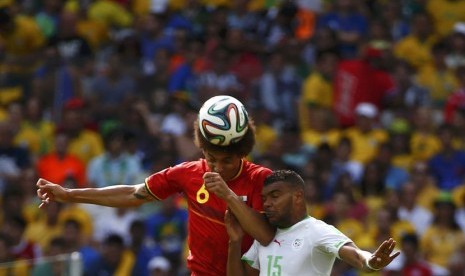 Pemain Timnas Belgia, Axel Witsel, terlibat duel udara dengan pemain Aljazair, El Arabi Soudani, dalam laga Grup H Piala Dunia 2014 di Stadion Mineirao, Belo Horizonte, Selasa (17/6). 