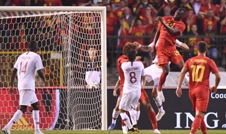 Pemain Timnas Belgia, Christian Benteke (dua kanan), menyundul bola saat lawan Portugal di laga internasional di Stadion King Baudouin, Brussels, Belgia, Sabtu (2/6). 