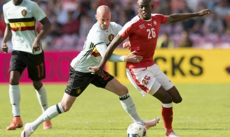 Pemain Timnas Belgia, Laurent Caiman (kiri), berebut bola dengan pemain Swiss, Denis Zakaria, dalam laga internasional di Jenewa, Swiss, pada 28 Mei 2016. 