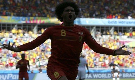 Pemain Timnas Belgia, Marouane Fellaini, melakukan selebrasi usai membobol gawang Aljazair di laga Grup H Piala Dunia 2014 Brasil di Stadion Mineirao, Belo Horizonte, Rabu (18/6) dini hari WIB. 