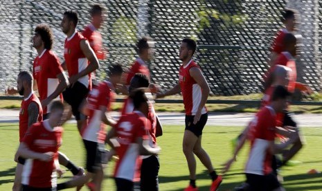 Pemain Timnas Belgia melakukan pemanasan sebelum melakukan latihan di Belo Horizonte, Brasil, Ahad (15/6). 