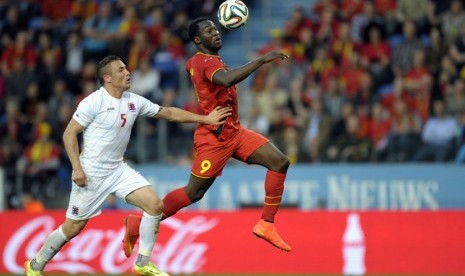  Pemain Timnas Belgia, Romelu Lukaku (kanan), berebut bola dengan pemain Timnas Luxemburg, Tom Schnell, dalam laga uji coba di Genk pada 26 Mei lalu. 