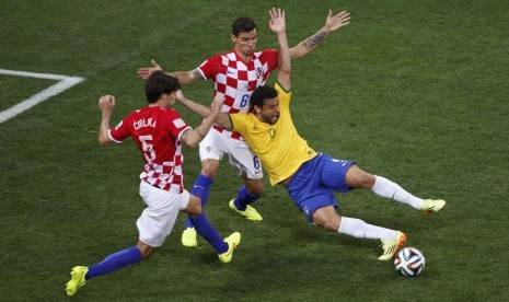 Pemain Timnas Brasil, Fred (kanan), dilanggar pemain Timnas Kroasia, Dejan Lovren, dalam laga Grup A Piala Dunia 2014 di Arena Corinthians, Sao Paulo, Kamis (12/6). 