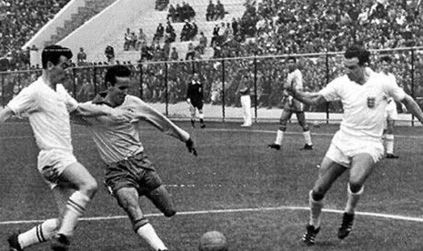 Pemain Timnas Brasil, Mario Zagallo (dua kiri), melepaskan tembakan saat menghadapi Inggris di perempat final Piala Dunia 1962.