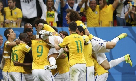 Pemain Timnas Brasil melakukan selebrasi usai menjebol gawang Kamerun di laga terakhir Grup A Piala Dunia 2014 di Stadion Nasional, Brasilia, Senin (23/6). 