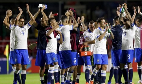 Pemain timnas Brasil merayakan kemenangan usai mengalahkan Bolivia 3-0 dalam laga pembuka Grup A Copa Amerika, Sabtu (15/6) pagi.