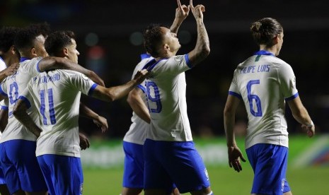 Pemain timnas Brasil merayakan kemenangan usai mengalahkan Bolivia 3-0 dalam laga pembuka Grup A Copa Amerika, Sabtu (15/6) pagi. Brasil mengenakan kostum berwarna putih pada laga perdana Copa America.