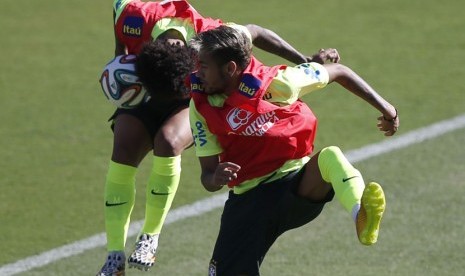 Pemain Timnas Brasil, Neymar (kanan) dan Marcelo, terlibat duel udara dalam sesi latihan di Belo Horizonte. 