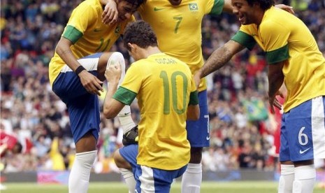 Pemain timnas Brasil, Oscar (dua kiri), melakukan selebrasi 'gosok sepatu' Neymar (kiri) usai mencetak gol ketiga Brasil saat menghadapi Belarus di laga Grup C cabang sepakbola putra Olimpiade 2012 di Stadion Old Trafford, Manchester, Ahad (29/7). 