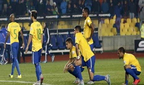 Pemain timnas Brasil tertunduk lesu usai menelan kekalahan dari Paraguay di babak perempat final Copa Amerika 2015 di Estadio Municipal, Concepcion, Cile, Sabtu (27/6) 