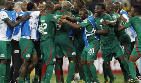 Pemain timnas Burkin Faso melakukan selebrasi usai memastikan lolos ke final Piala Afrika 2013 dengan menekuk Ghana di Stadion Mbombela, Nelspruit, Rabu (6/2). 