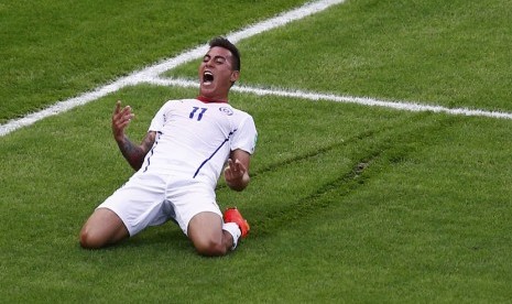 Pemain Timnas Cile, Eduardo Vargas melakukan selebrasi usai menggetarkan gawang Spanyol di laga Grup B Piala Dunia 2014 di Stadion Maracana, Rio de Janeiro, Rabu (18/6). 