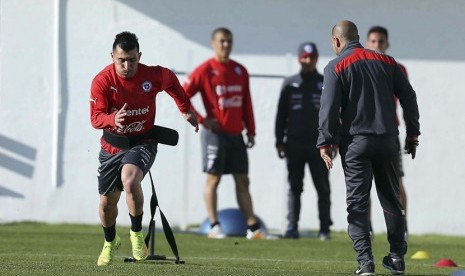  Pemain Timnas Cile, Gary Medel (kiri), melakukan latihan bersama rekan setim di Santiago, Cile, jelang perhelatan Piala Dunia 2014 Brasil. 