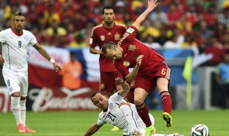 Pemain Timnas Cile, Marcelo Diaz, berebut bola dengan pemain Spanyol, Andres Iniesta, di laga Grup B Piala Dunia 2014 di Stadion Maracana, Rio de Janeiro, Rabu (18/6) 