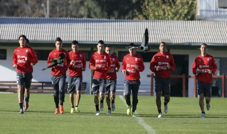 Pemain Timnas Cile melakukan latihan ringan di Santiago pada 28 Mei. 