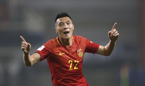 Pemain timnas Cina, Yu Dabao merayakan golnya ke gawang Korea Selatan pada laga babak Kualifikasi Piala Dunia 2018 di  He Long, Kamis (23/3). Cina menang 1-0.