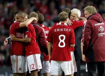 Pemain timnas Denmark bersuka ria usai memastikan lolos ke putaran utama Euro 2012.