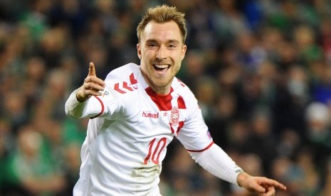 Pemain Timnas Denmark, Christian Eriksen, melakukan selebrasi usai menjebol gawang Irlandia dalam leg pertama Zona Eropa kualifikasi Piala Dunia 2018 di Dublin, Irlandia, Selasa (14/11). 