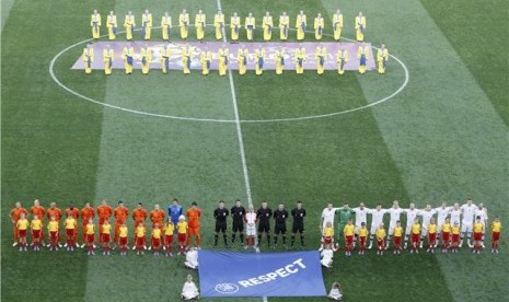 Pemain timnas Denmark (kanan) dan timnas Belanda menjalani sesi foto media sebelum bertarung di laga Grup B Piala Eropa 2012 di Stadion Metalist, Kharkiv, Ukraina, Sabtu (9/6). 