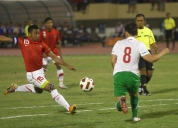 Pemain timnas, Firman Utina (kiri) saling berebut bola dengan pemain timnas U-23, Mahardiga Lasut (kanan) pada pertandingan ujicoba di Stadion Manahan, Solo, Kamis (18/8). 