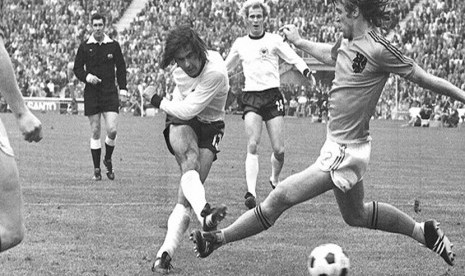 Pemain Timnas, Gerd Mueller, mencetak gol yang membawa Jerman Barat unggul 2-1 dan akhirnya memenangkan Piala Dunia 1974.