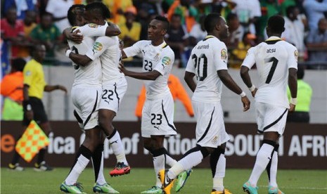 Pemain timnas Ghana, Wakaso Mubarak (dua kiri), melakukan selebrasi usai menjebol jala Cape Verde di laga perempat final Piala Afrika 2013 di Stadion Nelson Mandela Bay, Port Elizabeth, Afrika Selatan, Sabtu (2/2). 