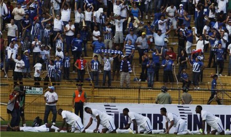 Pemain timnas Honduras, Jerry Bengtson (kiri), melakukan selebrasi bersama rekannya usai menjebol gawang Amerika Serikat di laga kualifikasi Piala Dunia 2014 Zona Concacaf di Stadion Olimpico, San Pedro Sula, Rabu (6/2).  