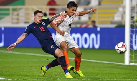 Pemain Timnas India, Sunil Chhetri (kanan), berebut bola dengan pemain Timnas Thailand, Tristan Do, dalam laga Grup A Piala Asia 2019 di Abu Dhabi, Uni Emirat Arab, Ahad (6/1). 