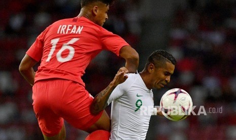 Pemain timnas Indonesia Alberto Goncalves (kanan) berebut bola dengan pemain timnas Singapura Irfan Fandi Ahmad dalam penyisihan grub B Piala AFF 2018 di Stadion Nasional Singapura, Jumat (9/11/2018). 