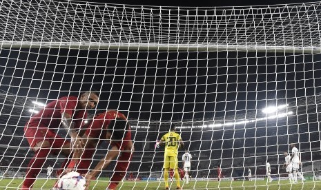 Pemain timnas Indonesia Alberto Goncalves (kiri) dan Septian David Maulana (kedua kiri) mengambil bola saat melawan timnas Timor Leste dalam penyisihan grup B Piala AFF 2018 di Stadion Utama Gelora Bung Karno, Jakarta, Selasa (13/11/2018). Indonesia menang 3-1.