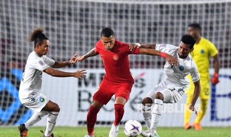 Pemain timnas Indonesia Alberto Goncalves (tengah) menggiring bola dibayangi dua pemain timnas Timor Leste Feliciano Pinheiro Goncalves (kiri) dan Gumario Augusto Fernandes dalam penyisihan grup B Piala AFF 2018 di Stadion Utama Gelora Bung Karno, Jakarta, Selasa (13/11/2018).