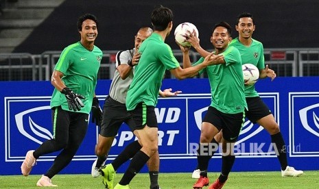 Pemain timnas Indonesia Andik Vermansah (kedua kanan), penjaga gawang M Ridho (kiri), Gavin Kwan Adsit (tengah), Ricky Fajrin (kanan) dan asisten pelatih Kurniawan Dwi Yulianto berlatih di Stadion Nasional, Singapura, Kamis (8/11/2018). 