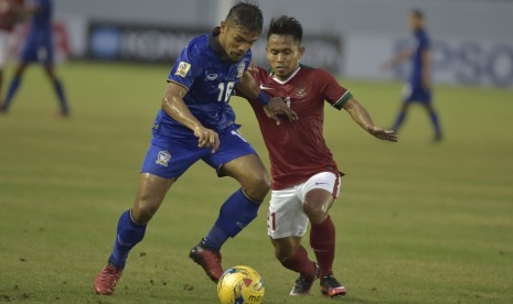 Pemain Timnas Indonesia, Andik Vermansyah (kanan), berebut bola dengan pesepak bola Thailand, C Prathum, pada laga Grup A Piala AFF 2016 di Philippinne Sport Stadium, Boceue, Filipina, Sabtu (19/11).