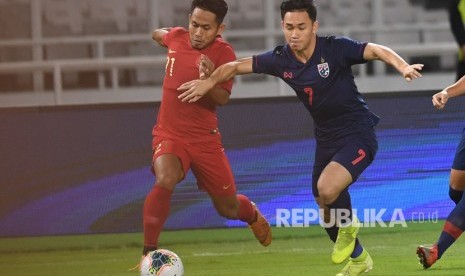 Pemain Timnas Indonesia Andik Vermansyah (kiri) berusaha melewati pemain Timnas Thailand Supachok Sarachat saat pertandingan lanjutan Grup G Kualifikasi Piala Dunia 2022 zona Asia di Stadion Utama Gelora Bung Karno, Senayan, Jakarta, Selasa (10/9/2019).