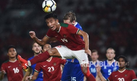 Pemain Timnas Indonesia Bayu Pradana (depan) menyundul bola mendahului pemain Islandia Andre Runnar Bjarnasson (belakang) dalam pertandingan persahabatan di Stadion Utama Gelora Bung Karno, Jakarta, Ahad (14/1). 