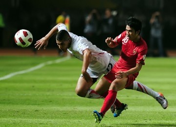 Pemain Timnas Indonesia, Benny Wahyudi (18), berjibaku dengan pemain Bahrain, Faouzi Mubarak Aaish (12), pada laga kedua putaran III kualifikasi Piala Dunia 2014. (Republika/Edwin Dwi Putranto)