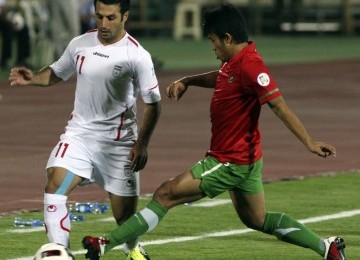 Pemain Timnas Indonesia, Benny Wahyudi  (kanan) mencoba menghadang pergerakan  pemain Timnas Iran Gholam Reza (kiri) dalam pertandingan kualifikasi Grup E Asia Pra Piala Dunia di Teheran, Jumat malam. Iran menang telak 3-0.