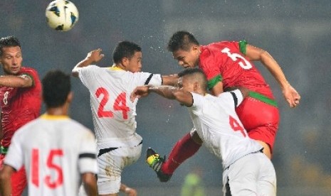 Pemain timnas Indonesia berebut bola dengan pemain Timor Leste di Stadion Gelora Bung Karno, Jakarta, Selasa (11/11).