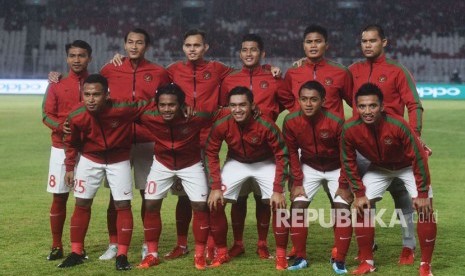 Pemain Timnas Indonesia berfoto bersama sebelum menghadapi Islandia dalam pertandingan persahabatan di Stadion Utama Gelora Bung Karno, Jakarta, Ahad (14/1). 