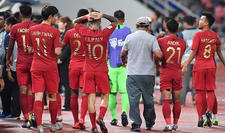 Pemain timnas Indonesia berjalan meninggalkan lapangan usai pertandingan melawan Thailand dalam laga lanjutan Piala AFF 2018 di Stadion Nasional Rajamangala, Bangkok.