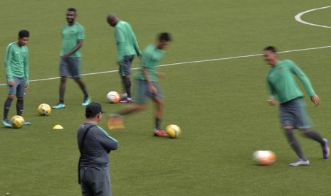 Pemain timnas Indonesia berlatih.