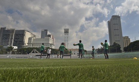 Pemain timnas Indonesia berlatih di stadion Rizal Memorial, Manila, Filipina, Rabu (23/11). Indonesia akan bertanding melawan Singapura besok sore.