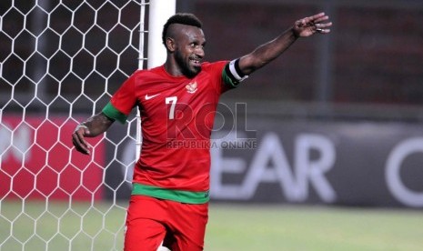  Pemain Timnas Indonesia Boaz Salosa melakukan selebrasi usai mencetak gol ke gawang Cina saat laga kualifikasi Piala Asia 2015 di Stadion Utama Gelora Bung Karno, Jakarta, Selasa (15/10).  (Republika/ Wihdan)