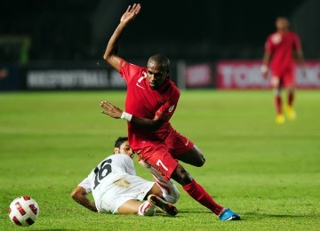 Pemain Timnas Indonesia, Boaz Salossa (7), berusaha melewati hadangan pemain Bahrain, Rashed Khalil ET Alhooti (16), pada laga kedua putaran III kualifikasi Piala Dunia 2014 Zona Asia. (Republika/Edwin Dwi Putranto)