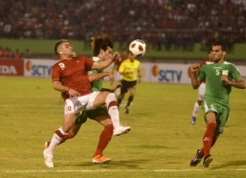 Pemain timnas Indonesia Cristian Gonzales (kiri) berebut bola dengan pemain Palestina Rafat K.M Ayad dan Haytham M.S. Theeb pada pertandingan persahabatan di Stadion Manahan, Solo, Jateng, Senin (22/8).