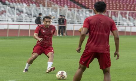 Pemain Timnas Indonesia Egy Maulana Vikri (kiri) melakukan sesi latihan jelang Piala AFF 2022 di Stadion Utama Gelora Bung Karno, Jakarta, Selasa (20/12/2022).