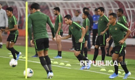 Pemain timnas Indonesia Evan Dimas (tengah) bersama rekan setimnya mengikuti sesi latihan resmi di Stadion Utama Gelora Bung Karno, Senayan, Jakarta, Rabu (4/9/2019). 