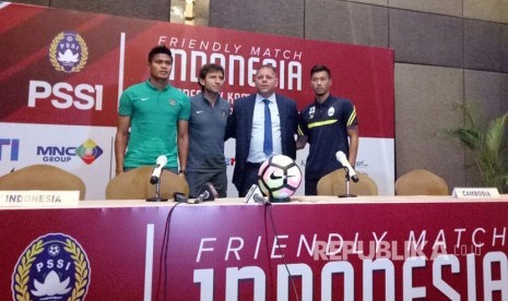 Pemain Timnas Indonesia, Fachrudin Aryanto (kiri), pelatih Timnas Indonesia Luis Milla (kedua kiri), pelatih Timnas Kamboja, Leonardo Vitorino (ketiga kiri) dan pemain Timnas Kamboja, Thierry Chantha Bin, saat jumpa pers di Hotel Aston, Bekasi, Jawa Barat, Selasa (3/10).