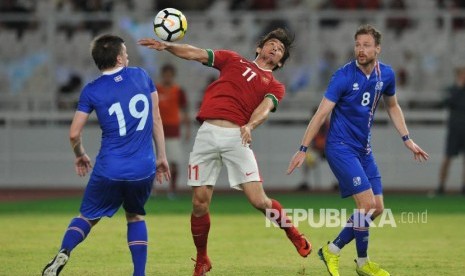 Pemain timnas Indonesia Gavin Kwan Adsit menahan bola saat laga persahabatan melawan Islandia di Stadion Gelora Bung Karno, Senayan, Jakarta, Ahad (14/1). Dalam laga itu Indonesia kalah 1-4. 